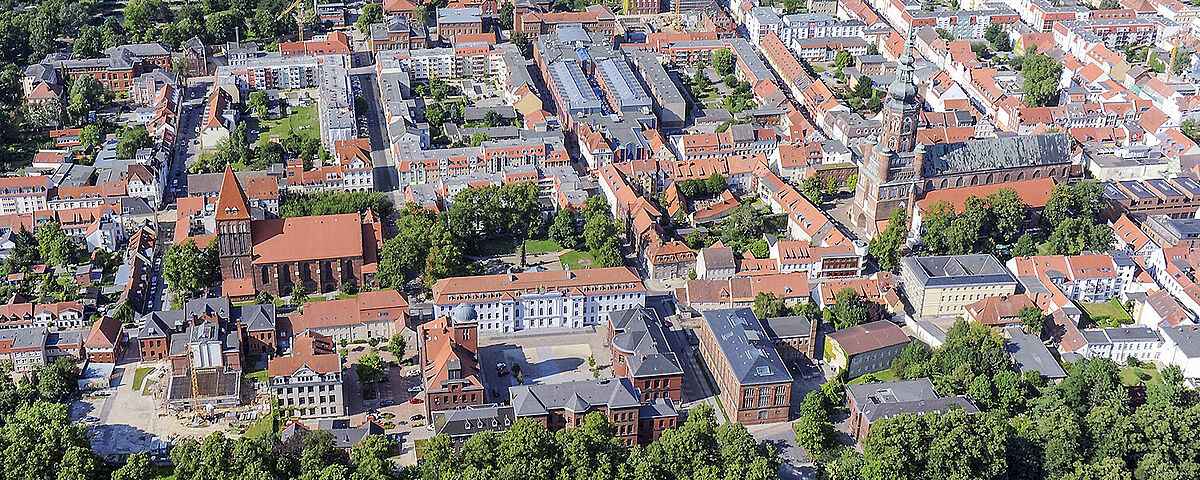 Luftbild von der Innenstadt Greifswald mit dem historischen Campus