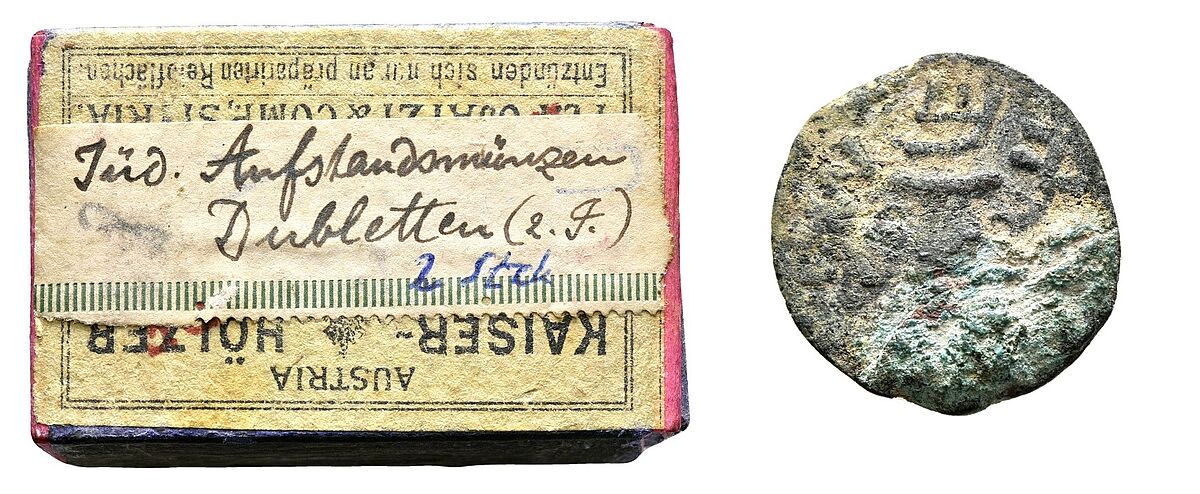 "Jüd. Aufstandsmünzen" in einer Streichholzschachtel – ein Teil der Münzsammlung des Greifswalder Gustaf-Dalman-Instituts